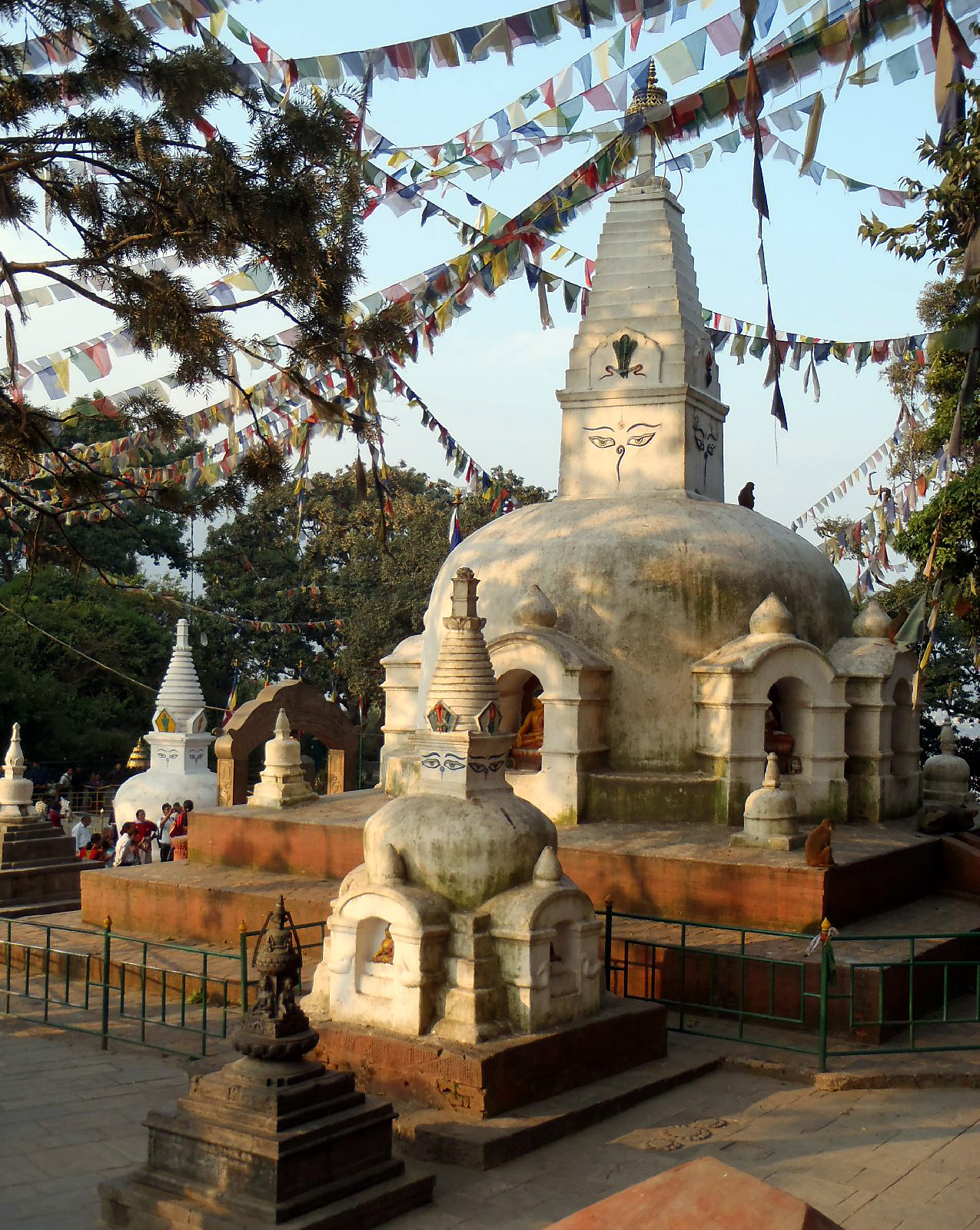 Jeden z četných oltářů na hoře Swayambhunath v Kátmandú