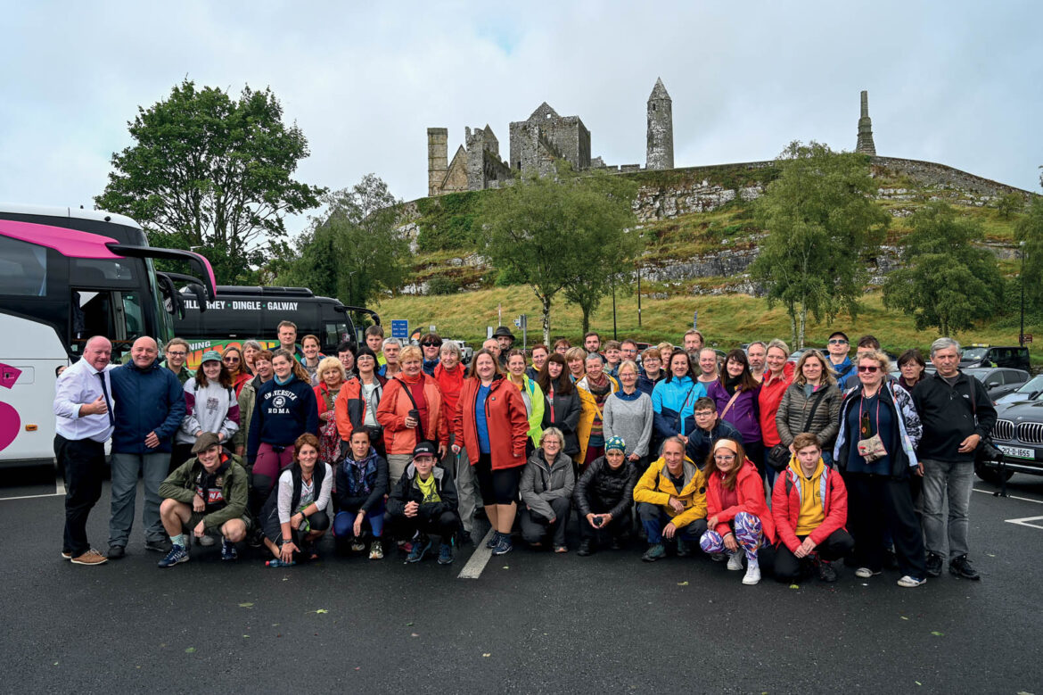 Irsko_230707-103413_J.Reiss-DSC_7943_H2.Rock_of_Cashel_spolecne_foto_s_ridicem_u